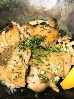鮭としめじのガリバタみそマヨ炒め-レシピのメイン写真