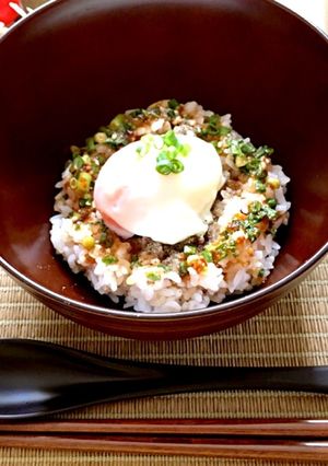 簡単&速攻☆よだれ鶏の濃旨ソースで温玉丼-レシピのメイン写真