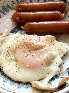 簡単☆目玉焼きに塩コショウ-レシピのメイン写真