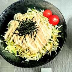 รูปของ 超簡単！サラダチキンのサラダうどん