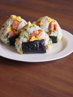 炒り卵とベーコンのごちそうおにぎり-レシピのメイン写真