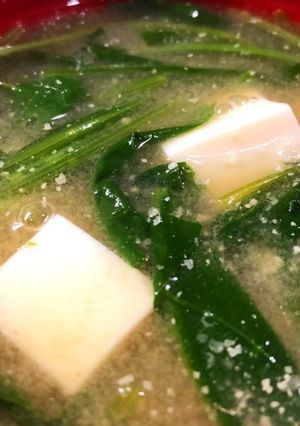 ゴマの風味香る！ほうれん草の味噌汁-レシピのメイン写真