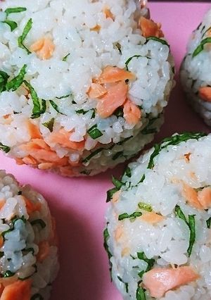 ☆ｽﾓｰｸｻｰﾓﾝと大葉のおにぎり☆-レシピのメイン写真