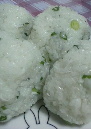 あつあつご飯でしらすのおにぎり☆-レシピのメイン写真
