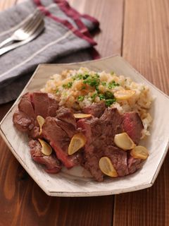ラムももステーキ ガーリック焼き飯添え-レシピのメイン写真