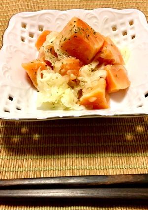 簡単☆コロコロ生サーモンの玉葱和え-レシピのメイン写真