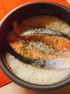 入れて炊くだけ!鮭の洋風炊き込みご飯-レシピのメイン写真