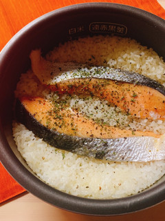 入れて炊くだけ!鮭の洋風炊き込みご飯-レシピのメイン写真