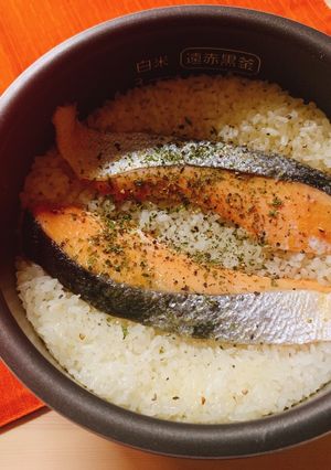 入れて炊くだけ！鮭の洋風炊き込みご飯-レシピのメイン写真