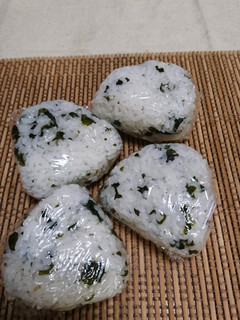 コロン♪わかめのおにぎりo(^o^)o-レシピのメイン写真