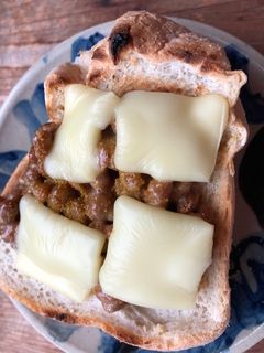 バーモントカレーの粉で納豆トースト-レシピのメイン写真