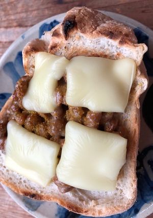 バーモントカレーの粉で納豆トースト-レシピのメイン写真