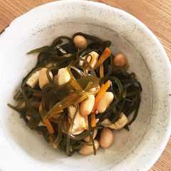 รูปของ 切り昆布と大豆の地味な煮物