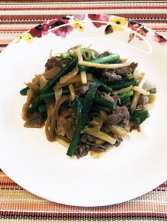 牛肉と搾菜とニンニクの芽の炒めもの-レシピのメイン写真