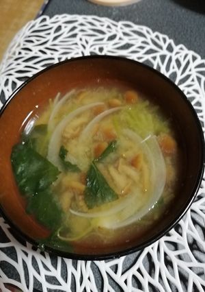 三つ葉なめこ玉ねぎ入り味噌汁-レシピのメイン写真