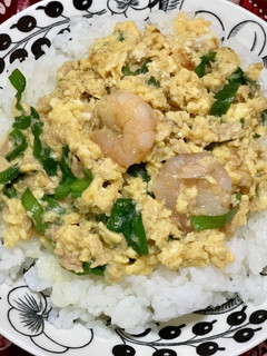 海老とシーチキンのニラ玉丼-レシピのメイン写真