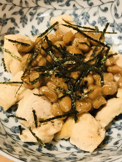 毎日の納豆●鶏むね肉の細切れ炒めと-レシピのメイン写真