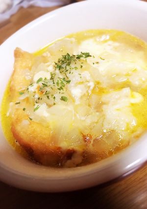 簡単！残ったピザでオニオングラタンスープ-レシピのメイン写真