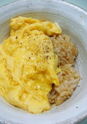 にんにくバターライスに半熟とろっ卵のせ♡-レシピのメイン写真