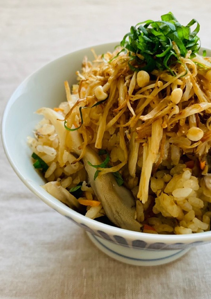 簡単ごはん！舞茸と鯖缶の炊き込みご飯-レシピのメイン写真