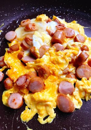 寝起きでも余裕！☺卵とウインナーの炒め物-レシピのメイン写真