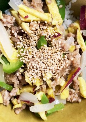 全てレンジさつま芋ひき肉の青椒肉絲丼-レシピのメイン写真