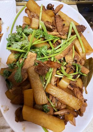 豚肉と大根の甘黒酢炒め(パクチー載せ)-レシピのメイン写真