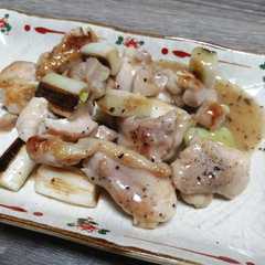 รูปของ 今日のおつまみ3日目。焼き鳥ネギ塩だれ