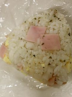 ピリッと大人味☆ハムと黒胡椒のおにぎり-レシピのメイン写真