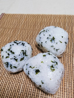 コロン!生ワカメのおにぎりo(^o^)o-レシピのメイン写真