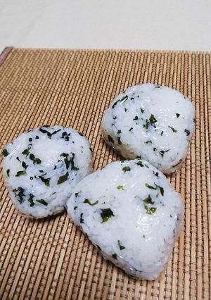 コロン!生ワカメのおにぎりo(^o^)o-レシピのメイン写真