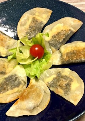 鮭フレーク&チーズ☆餃子の皮で半月焼き-レシピのメイン写真