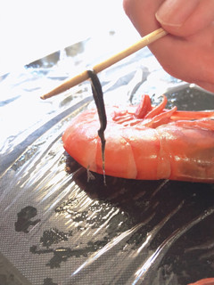 殻ごと竹串でえび背わた取り!おせちBBQ-レシピのメイン写真