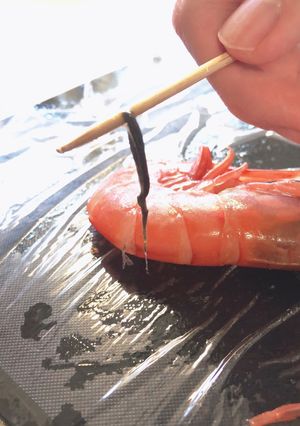 殻ごと竹串でえび背わた取り!おせちBBQ-レシピのメイン写真