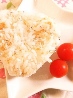 子供が喜ぶ♪鮭ちりめんおにぎり-レシピのメイン写真