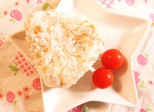 子供が喜ぶ♪鮭ちりめんおにぎり-レシピのメイン写真