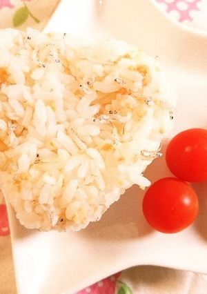 子供が喜ぶ♪鮭ちりめんおにぎり-レシピのメイン写真