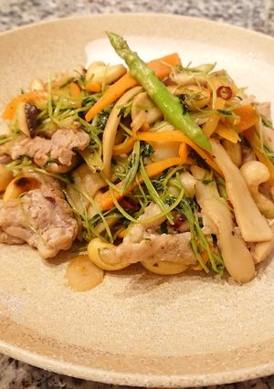 炒めるだけ！話題の豆苗＆豚肉炒め-レシピのメイン写真