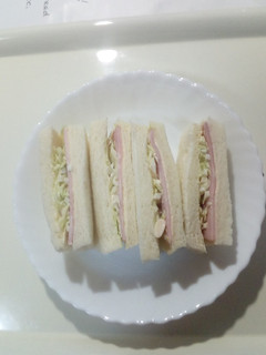 マヨキャベツとハムのサンドイッチ。朝食-レシピのメイン写真