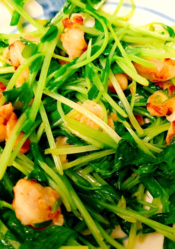 鶏皮と豆苗塩炒め-レシピのメイン写真