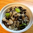塩昆布・もち麦・枝豆・ひじきの混ぜご飯