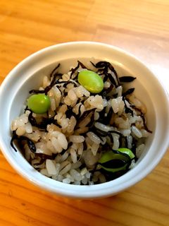 塩昆布・もち麦・枝豆・ひじきの混ぜご飯-レシピのメイン写真