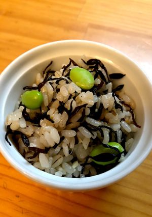 塩昆布・もち麦・枝豆・ひじきの混ぜご飯-レシピのメイン写真