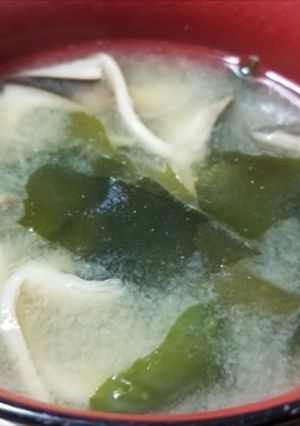 ハタケシメジとワカメの味噌汁-レシピのメイン写真