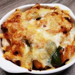 รูปของ 今日のおつまみ5日目。ペンネチーズ焼き