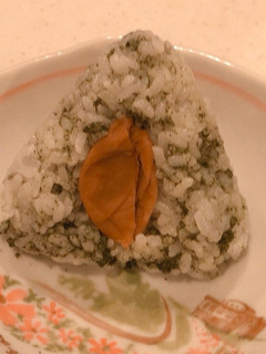 粉末緑茶で、梅茶漬け風、梅おにぎり-レシピのメイン写真