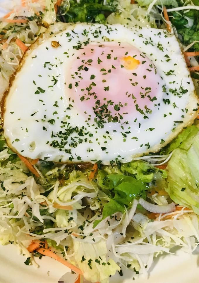 ゆで玉子の代わりに目玉焼きをのせるサラダ-レシピのメイン写真
