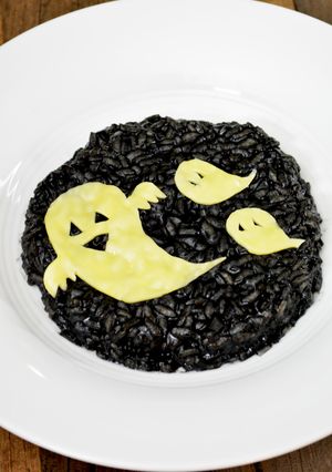 ハロウィンに！イカ墨のおばけリゾット-レシピのメイン写真