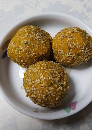 ひき肉入りかぼちゃのごまだんご-レシピのメイン写真