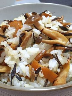 簡単!ひじきの煮物と きのこ の混ぜご飯-レシピのメイン写真